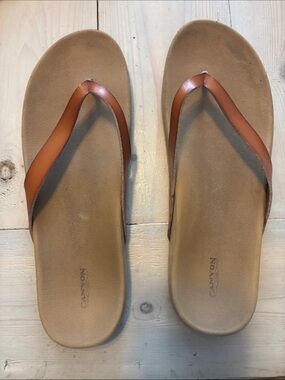 Canyon Brown Leather-Style Flip Flop Sandals size 9